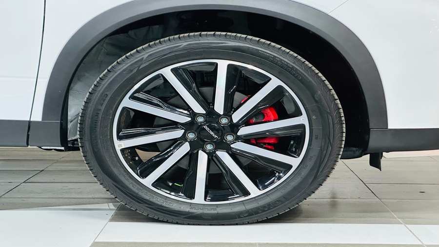 Mâm xe 19 inch thiết kế thể thao, tăng vẻ bề thế và khỏe khoắn.