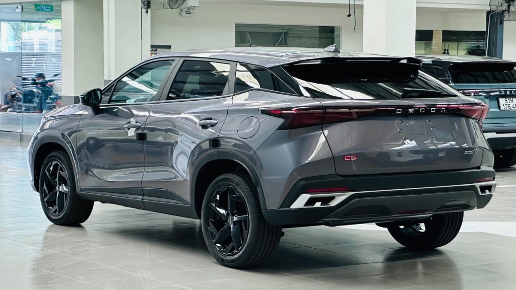 Đuôi xe kiểu thiết kế Fastback năng động kết hợp cùng cánh lướt gió thể thao.